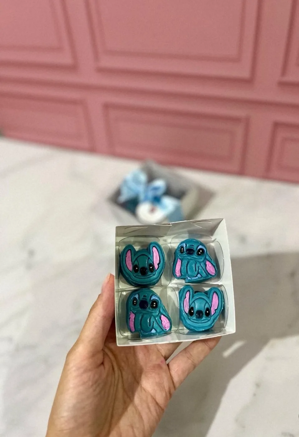 Caixinha com doces personalizados inspirados no personagem Stitch.