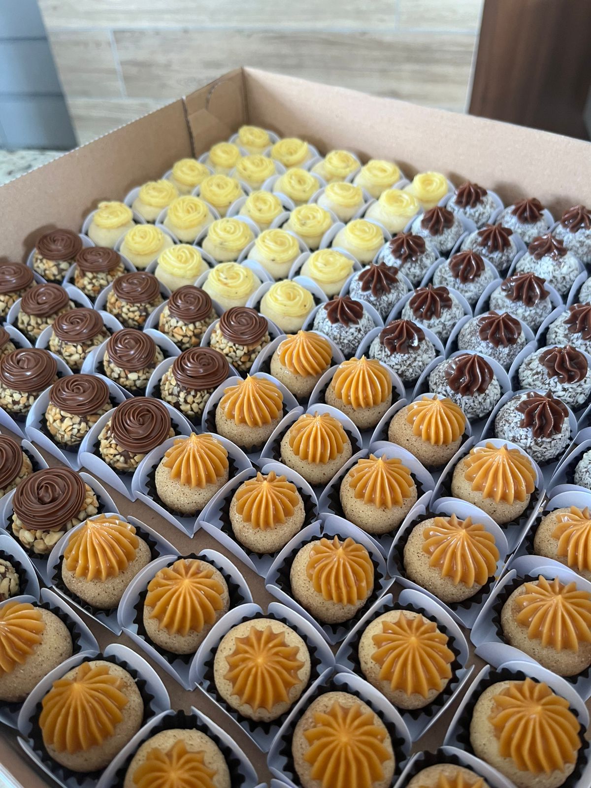 Bandeja com brigadeiros sortidos finalizados para encomenda.