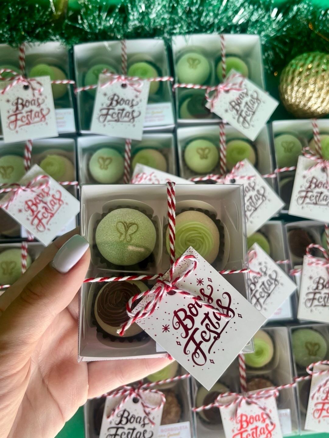 Caixinhas presenteáveis com mensagem 'Boas Festas'.