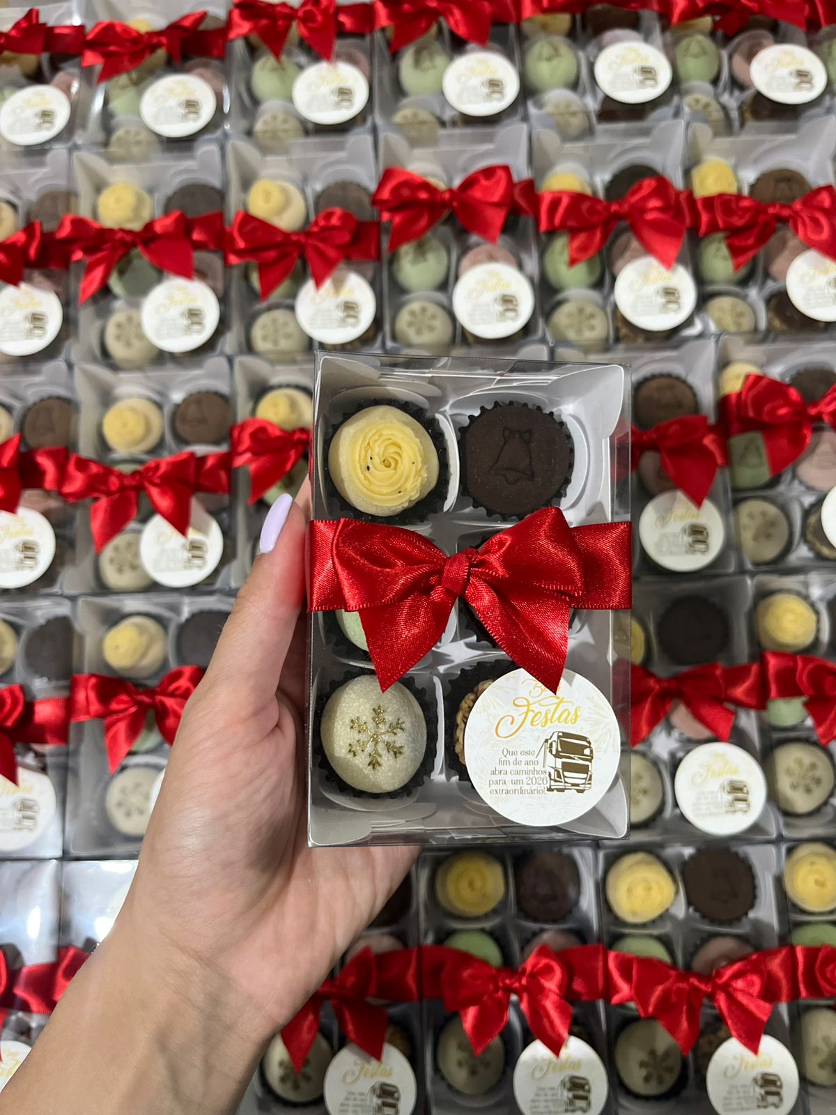Kit presenteável com laço vermelho e brigadeiros sortidos.